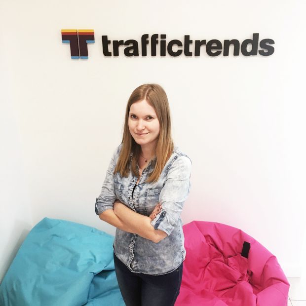 Magda przy logo Traffic Trends